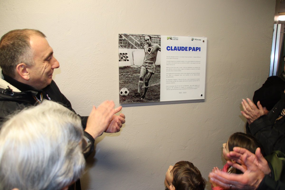JC_Angelini's tweet image. 40 anni fà… Claude Papi nous a quittés, un bien triste jour de 1983, et nous ne cessons depuis lors de perpétuer son exemple. En sa mémoire et parmi les siens, cette plaque dévoilée ce soir, au cœur du stade qui porte son nom à #Portivechju.