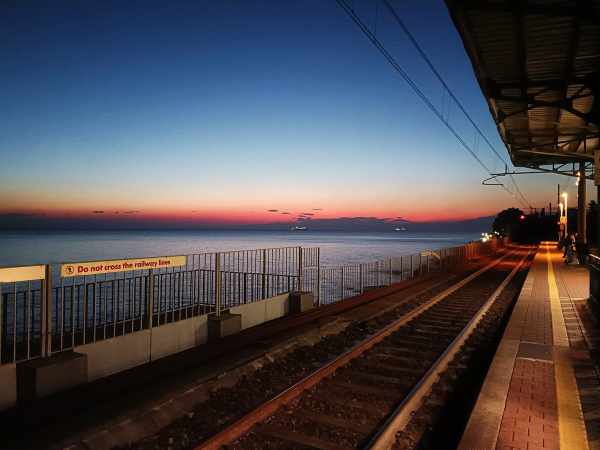 I tramonti invernali della #Liguria - adamantini e come nell'imminenza di tintinnare e vibrare - stanno ai tramonti delle altre stagioni e degli altri luoghi come il cristallo al vetro.