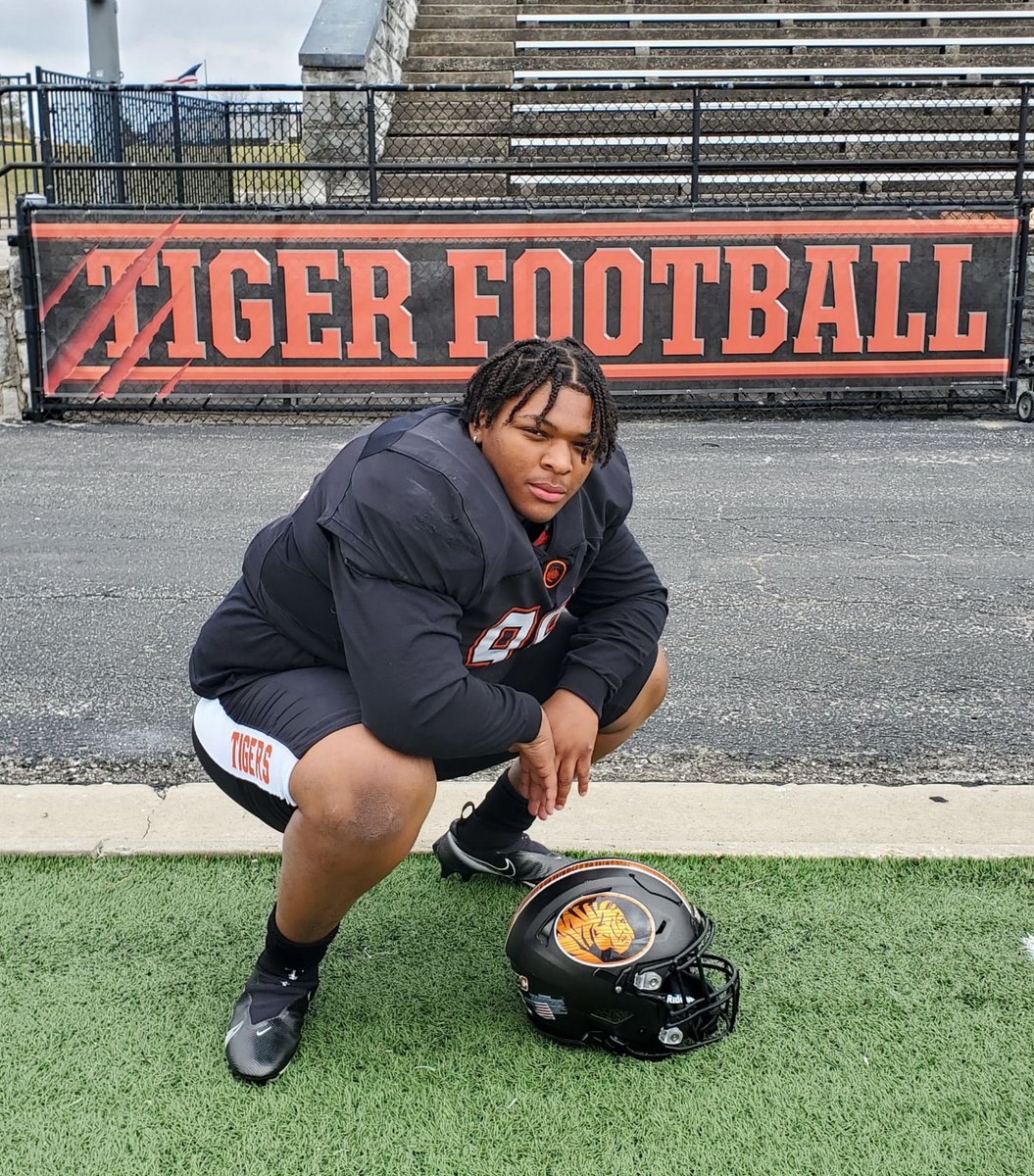 1AlexRobinson's tweet photo. Great visit at East Central Oklahoma thank you @LitrentaJohn @RylandWidener99 @CoachSweeny @FootballDesoto https://t.co/b6YpFRnZW9