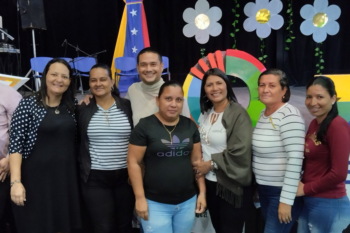 _LaAvanzadora's tweet photo. Junto a mi equipo de trabajo hemos realizado un grato y productivo despliegue en el territorio nacional. 

Continuamos orientando y construyendo la gestión curricular y territorial a través de los Centros de Desarrollo para la Calidad Educativa.

@NicolasMaduro
@MPPEDUCACION https://t.co/otv2W9Xwj4