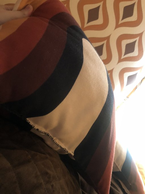 I sewed a pillow. I am a pioneer woman. https://t.co/Qw68grb2Ql