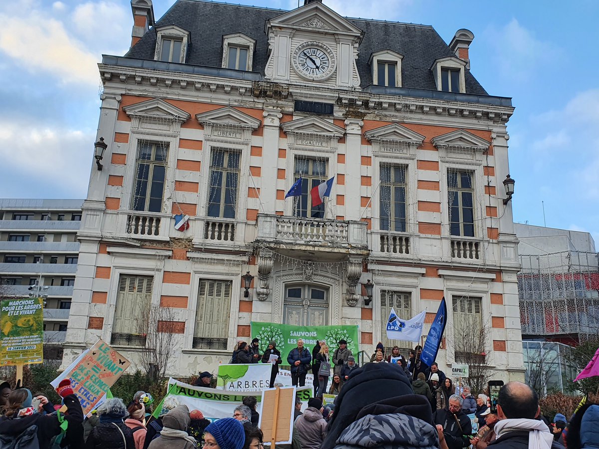 GnsaParis17's tweet photo. Belle mobilisation ce jour entre #Montreuil et #Bagnolet pour défendre les arbres et le vivant face aux abattages absurdes et évitables partout en Ile-de-France.
Les arbres sont nos alliés, les sacrifier c'est nous sacrifier, c'est scier la branche sur laquelle nous sommes assis. https://t.co/bAYYSrSfRj