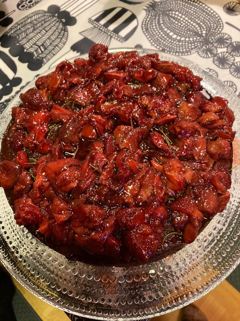 AnnisLind's tweet photo. Valmistujaiset pidetty! Emännöintini on ontuvaa mutta vieraat tuntuivat viihtyvän ja se on tärkeintä. Tärkeitä ihmisiä 💖 minulle. Kuvassa Vilman kakku mansikkapäällisellä ja toisessa Marjan cantuccinit ja ihanat kukat. 
#valmistujaiset #mba #CommunicationManagement #viestintä https://t.co/NxcP7fve3Y