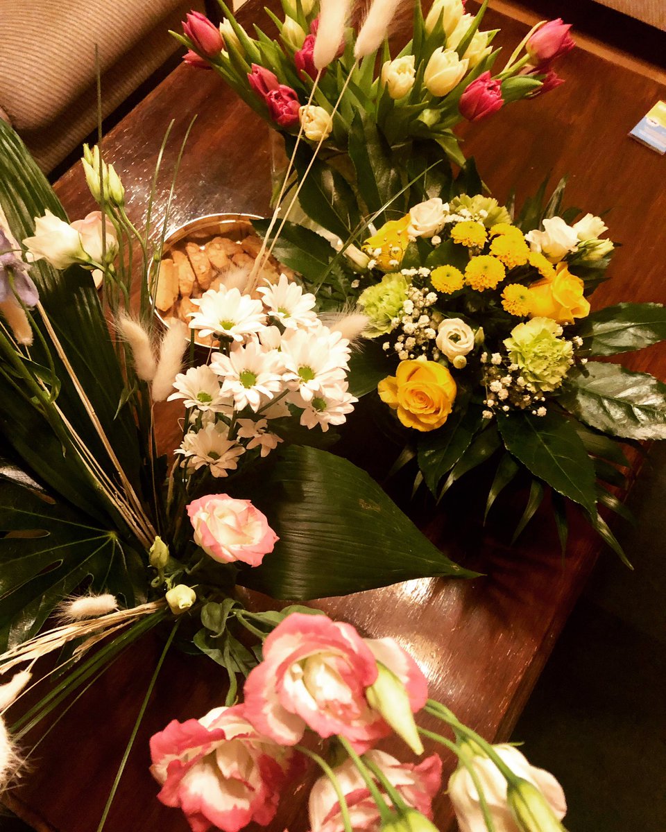 AnnisLind's tweet photo. Valmistujaiset pidetty! Emännöintini on ontuvaa mutta vieraat tuntuivat viihtyvän ja se on tärkeintä. Tärkeitä ihmisiä 💖 minulle. Kuvassa Vilman kakku mansikkapäällisellä ja toisessa Marjan cantuccinit ja ihanat kukat. 
#valmistujaiset #mba #CommunicationManagement #viestintä https://t.co/NxcP7fve3Y