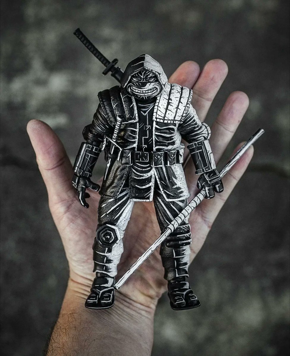 Here's a look at my first ever action figure custom. Black and white Cover Variant @NECA_TOYS Last Ronin figure 🔥

It was pretty cool working on something unfamiliar. Really stoked with how this turned out 👏🏻👏🏻

 #tmnt #teenagemutantninjaturtles #thelastronin #kevineastman #neca