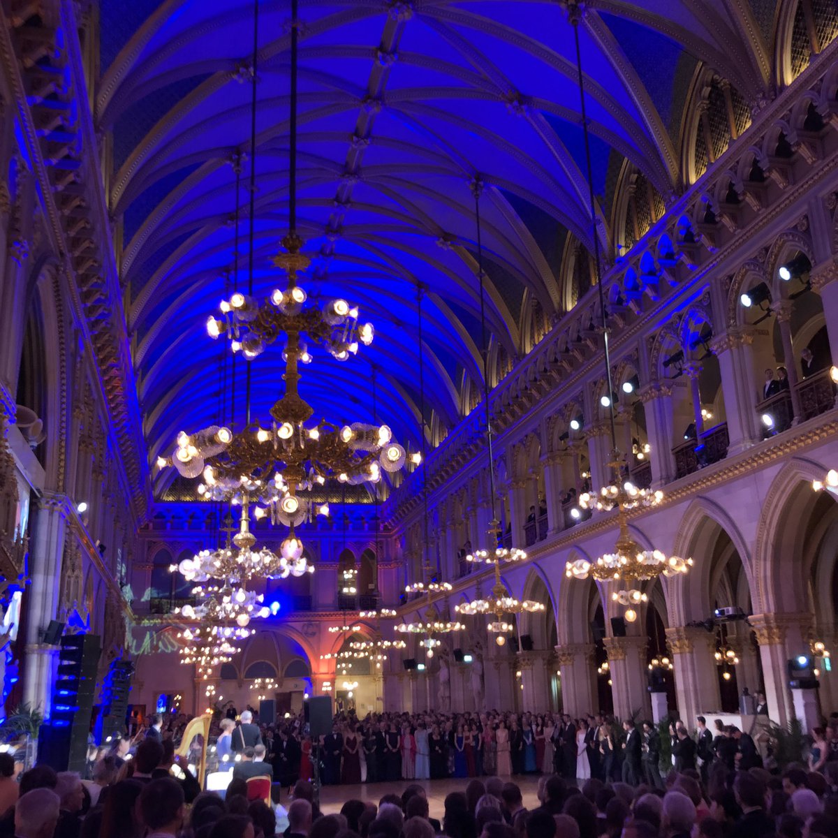Endlich wieder #Sciball - @ViennaLehmann eröffnet im ausverkauften Rathaus @SciBall auf dass die Tanzbeine gleich schwingen mögen 💃 🕺