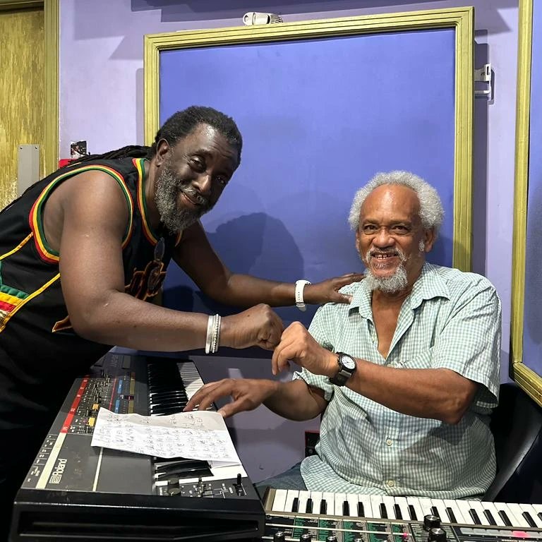 Studio Session with the great #SlyDunbar in #JAMAICA 🇯🇲 🇯🇲 #robbielyn #newmusic coming soon! #Quino #BigMountain 🙏🌞 #slyandrobbie   @bigmountainband