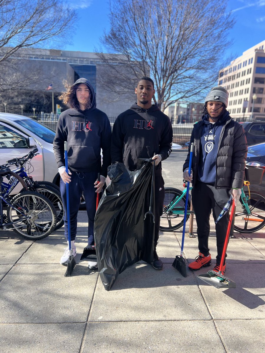 Happy #servicesaturday Bison Nation! This week our guys spent some time putting together snack packages and cleaning up the D.C. community! 

#STMDT #HUBisonFootball
