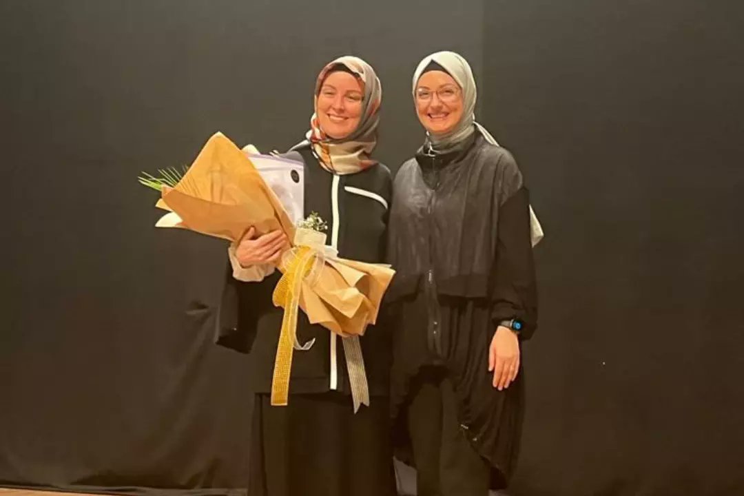 PartiLice's tweet photo. Merkez İlçe Başkanlığımızca düzenlediğimiz; Uzman Aile Danışmanı/Yazar Hatice Kübra Tongar’ın “Bağırmayan Anne Baba Olmak” konulu söyleşisine yoğun ilgi ve katılım gösteren Çanakkaleli hemşehrilerimize çok teşekkür ediyoruz. https://t.co/AS1QrmRNvT