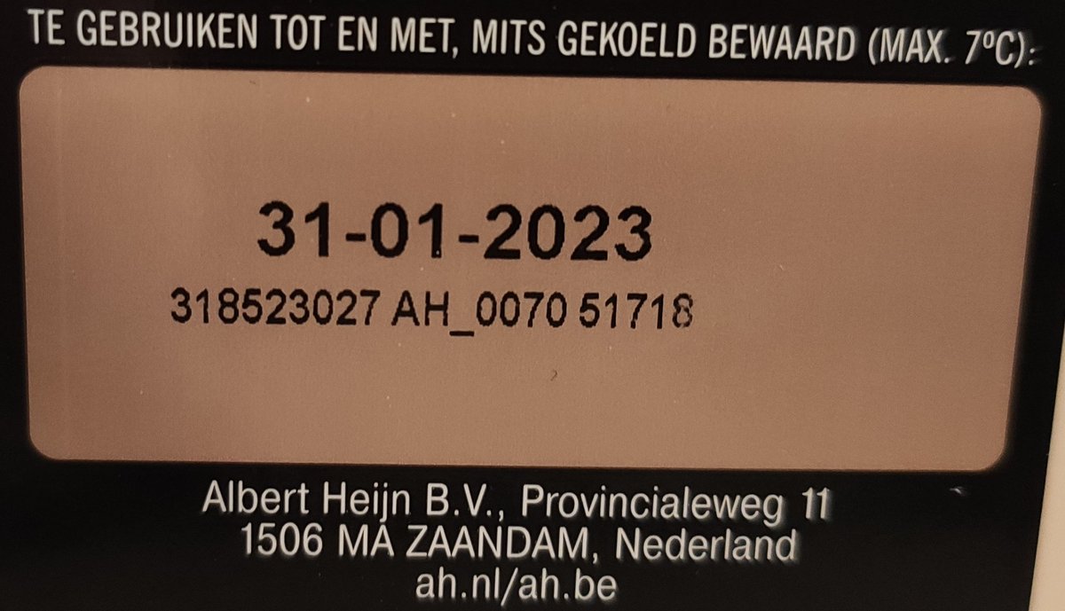 TweetEdwin's tweet photo. @albertheijn lekker, vandaag vegan gebakjes gekocht bij AH Papendrecht die tot dinsdag houdbaar zouden moeten zijn. Zit er zwarte schimmel op ☹️ https://t.co/GDKjg0PM5v