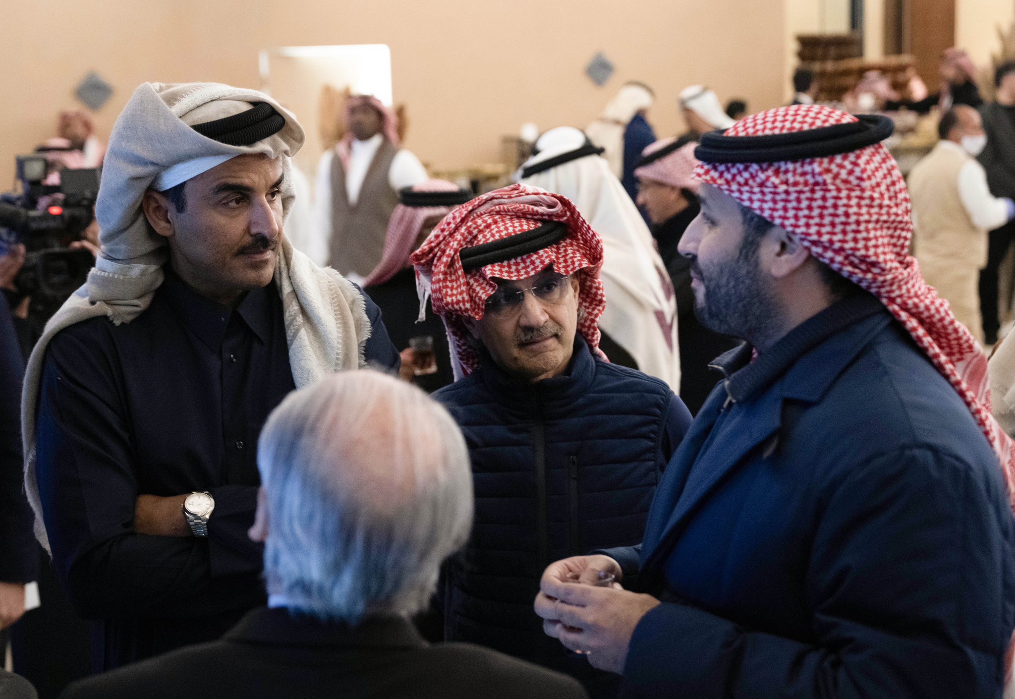 أمير قطر مع الوليد بن طلال في حضرة ابن سلمان