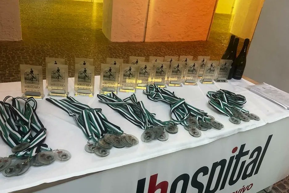 aytodebadajoz's tweet image. 🐎 El acalde @BarreraGragera asiste a la Gala del Deporte Hípico en Extremadura 2023.

🏅 Se han impuesto las medallas de los Campeonatos de Extremadura 2022 y las distinciones a colectivos, propietarios y jinetes que han contribuido al desarrollo de la #Hípica

⬇️