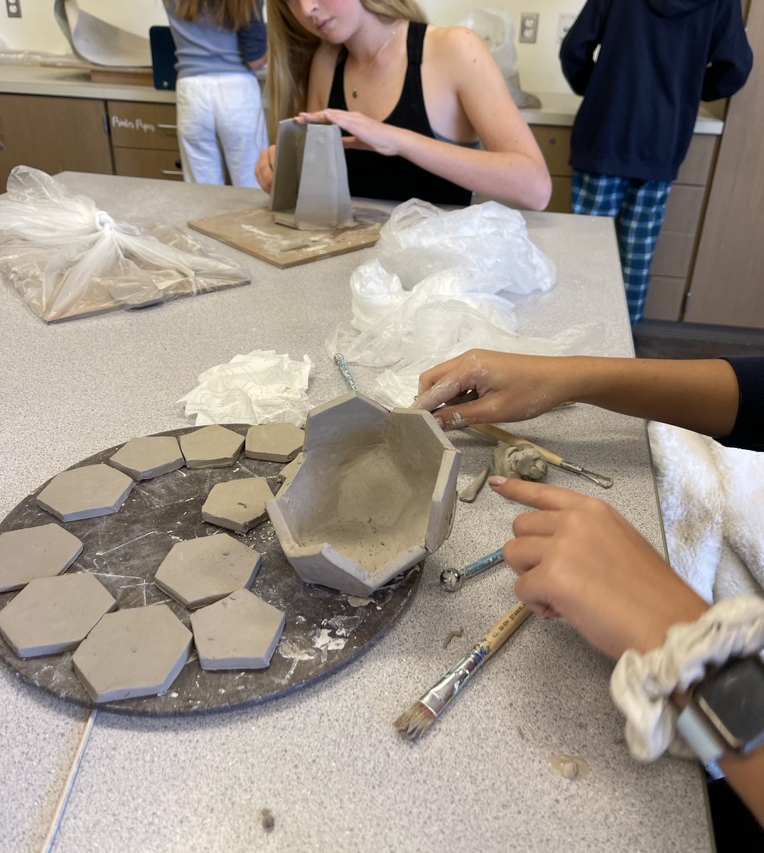 ❤️ the excitement sts have to create their geometric boxes. Sts came in before school, at lunch, and begged to stay after school on a Friday so they could keep working. I didn’t give them a specific deadline they just wanted to be there. Sts ❤️ the Arts!