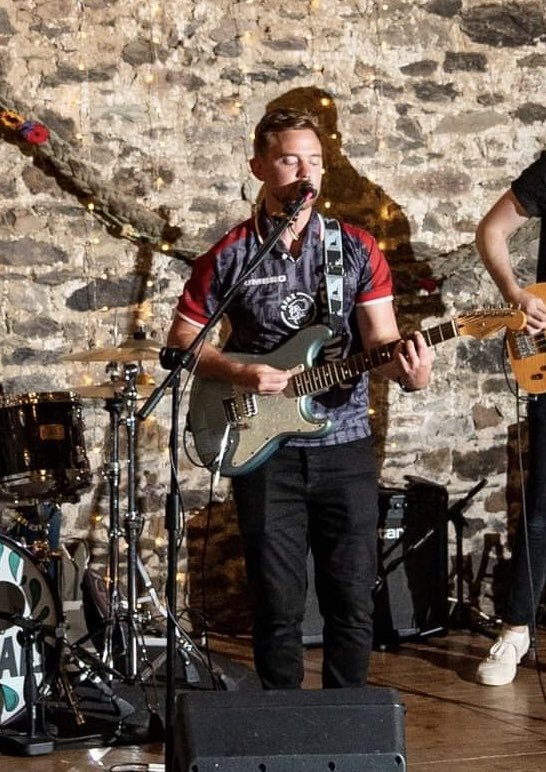 theshirtsearch's tweet image. Just got sent this photo of me sound checking for a wedding gig last year… 🎤🎸

I thought the #KitCommunity would appreciate 😎
