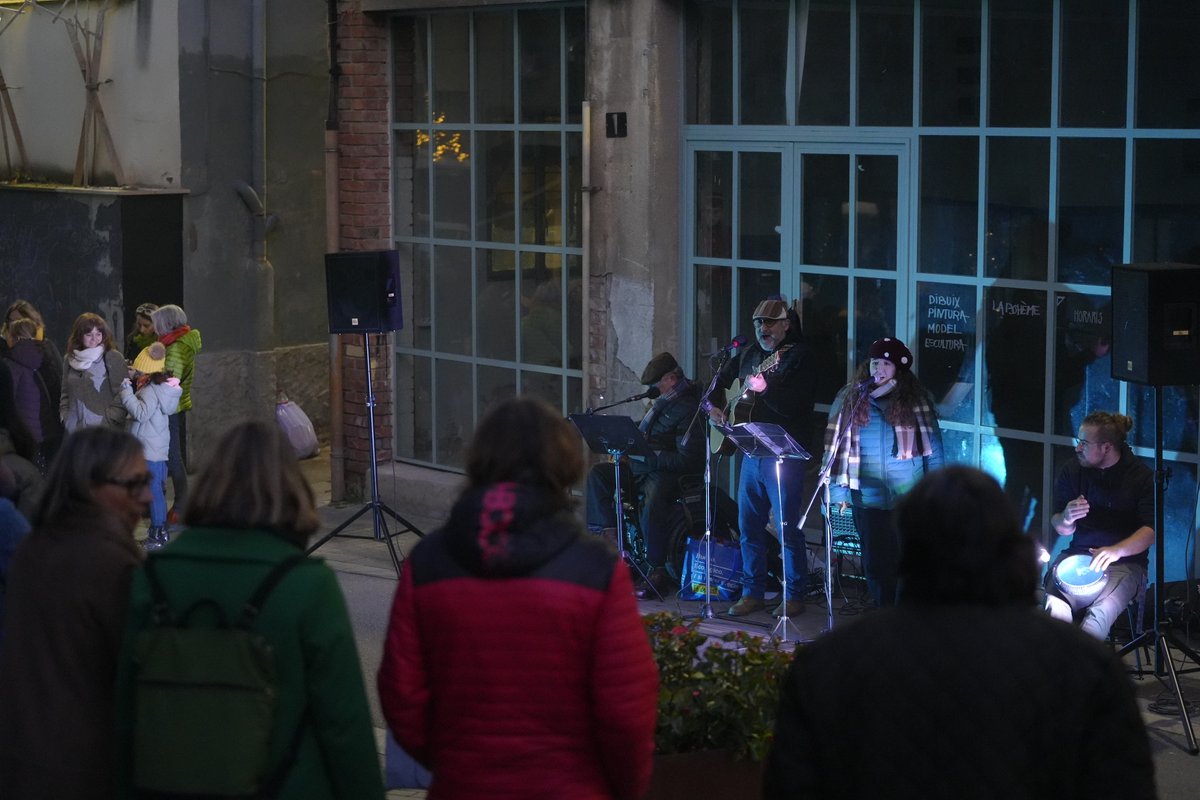 Ajuntament de Lleida (@paerialleida) on Twitter photo 🌫️ L’Associació de Veïns i Comerciants del Centre Històric omple el carrer Lluís Besa de boira, música i versos amb la iniciativa “Allò que la boira amaga – Hola hivern”
#centrehistòric #cultura <a href="/carrinclo/">carrinclo</a> <a href="/la_sabateria/">la sabateria</a> <a href="/instantropia/">instantropia</a> #Lleida
+info 👉 tuit.cat/ir2oh 🌫️ L’Associació de Veïns i Comerciants del Centre Històric omple el carrer Lluís Besa de boira, música i versos amb la iniciativa “Allò que la boira amaga – Hola hivern”
#centrehistòric #cultura <a href="/carrinclo/">carrinclo</a> <a href="/la_sabateria/">la sabateria</a> <a href="/instantropia/">instantropia</a> #Lleida
+info 👉 tuit.cat/ir2oh