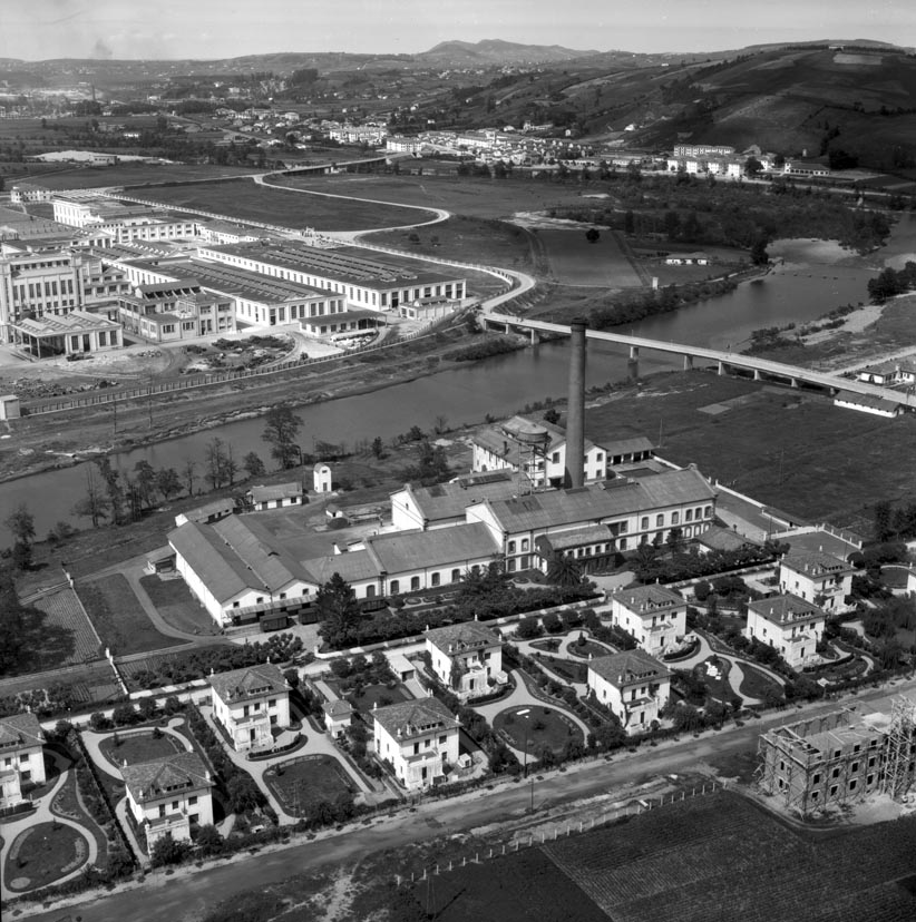 Vamos ahora con la Granja Poch, lo que aún seguimos conociendo como #LaLechera, por haber sido anteriormente 'La Lechera Montañesa'.