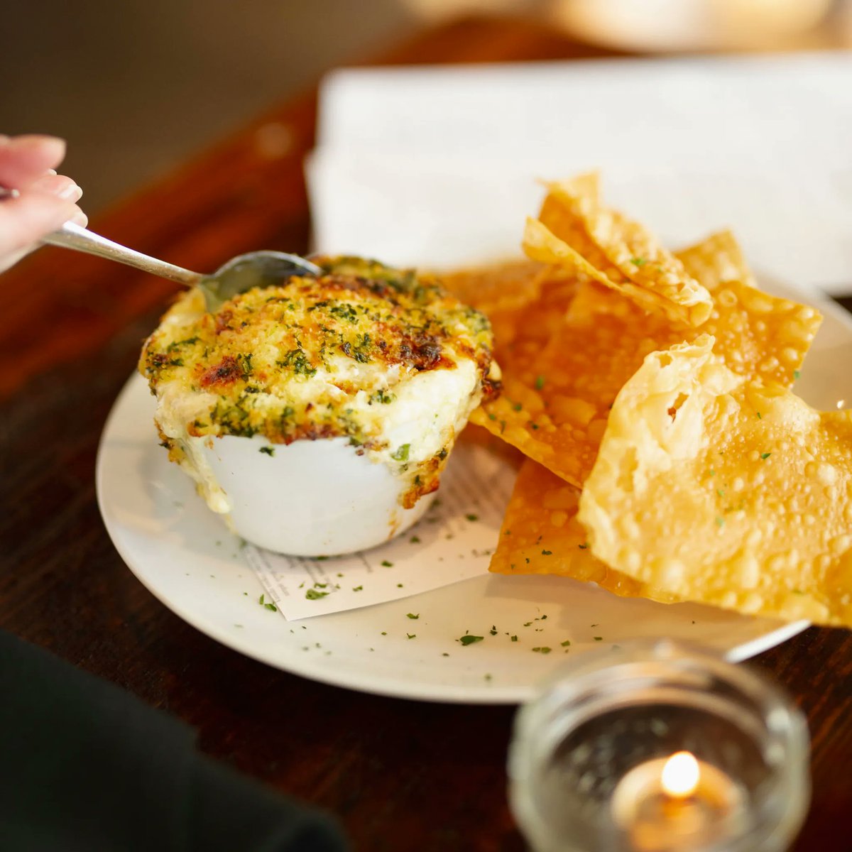 Warm up with our rich, creamy Vidalia Onion Dip, served with crispy wontons. #finchandfifth 

—
#oniondip #hotdip #dinner #surreycenter #augustaga #eatlocal