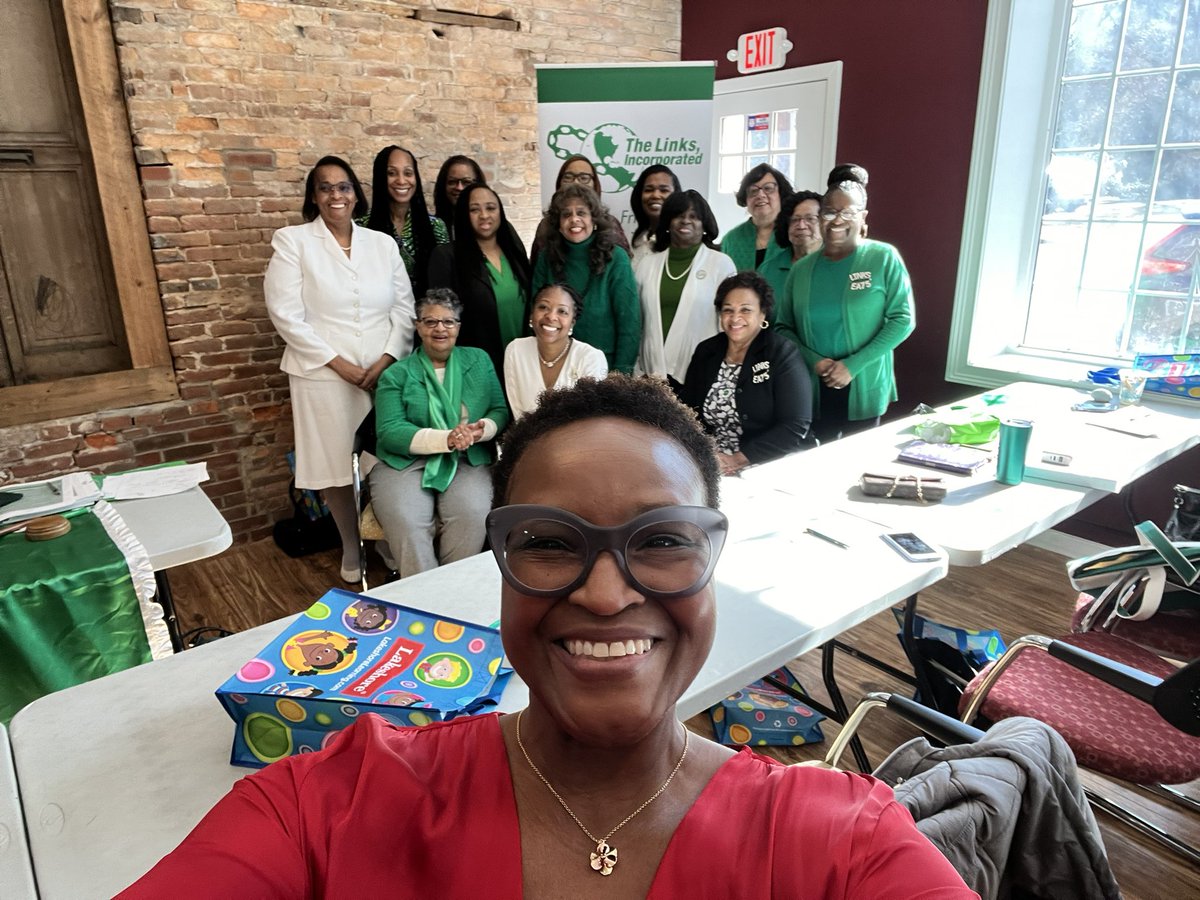 swdelta7's tweet photo. Adding a touch of red to the Links meeting this morning. β€οΈπ #LinkedinFriendship #ConnectedinService https://t.co/kOAZuxLdUf