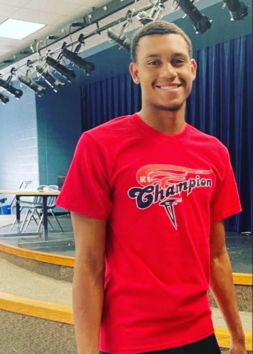 chancellor_club's tweet image. Thank You @BEACHAMPIONINC for all that you do for our Future #3 @Chancehoops23 Loves to serve #Beachampion