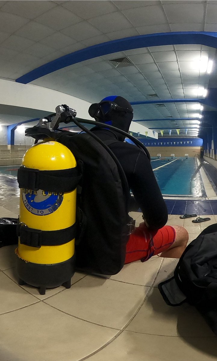 ScubaUncle's tweet photo. Hard work,work 💪
#scuba #scubadiving #swimmingpool #diver https://t.co/ffnE9Xa4cA