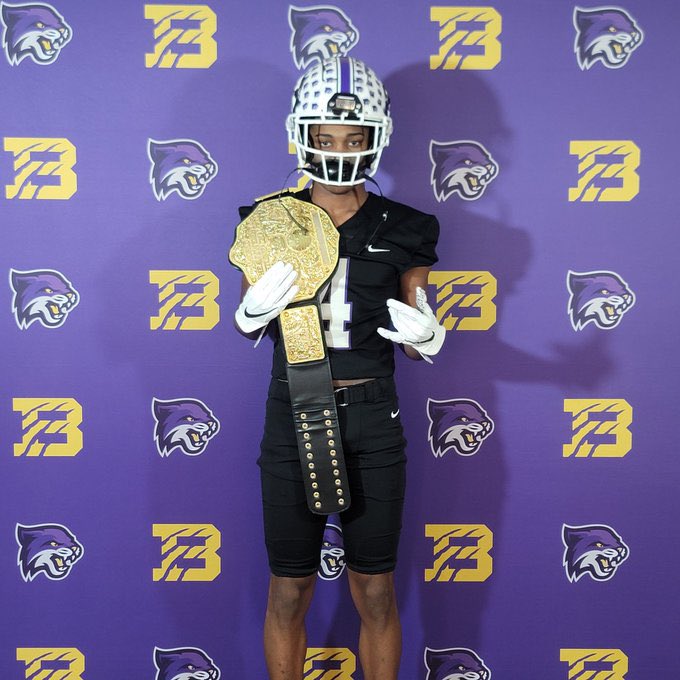 kwatk10_'s tweet photo. Blessed to receive an offer from Bethel University…💛💜
@Coach_Corder 
@CoachKLBs 
@dburgfootball https://t.co/6sJeOlTTcH