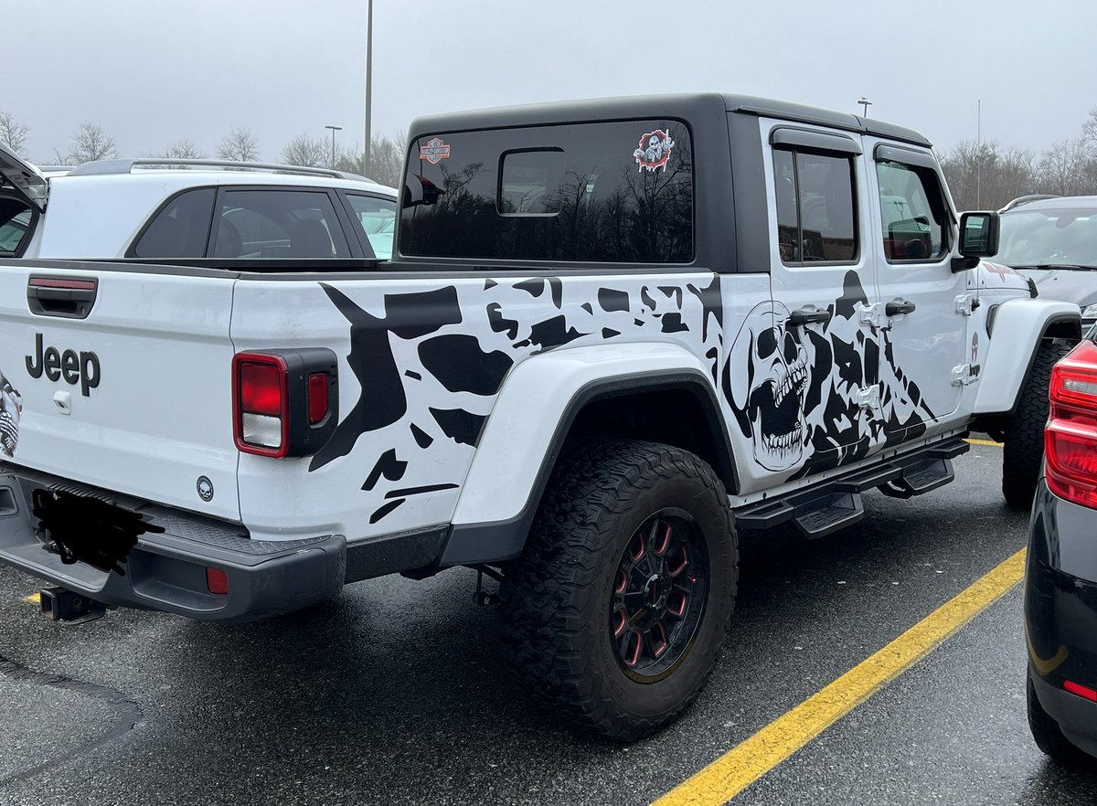 SilverRiotJeep's tweet photo. Saw this one a couple of weeks ago. I preferred the graphics on the other side, but had already gone by it by the time I thought to take a picture. https://t.co/vfmwKMideJ