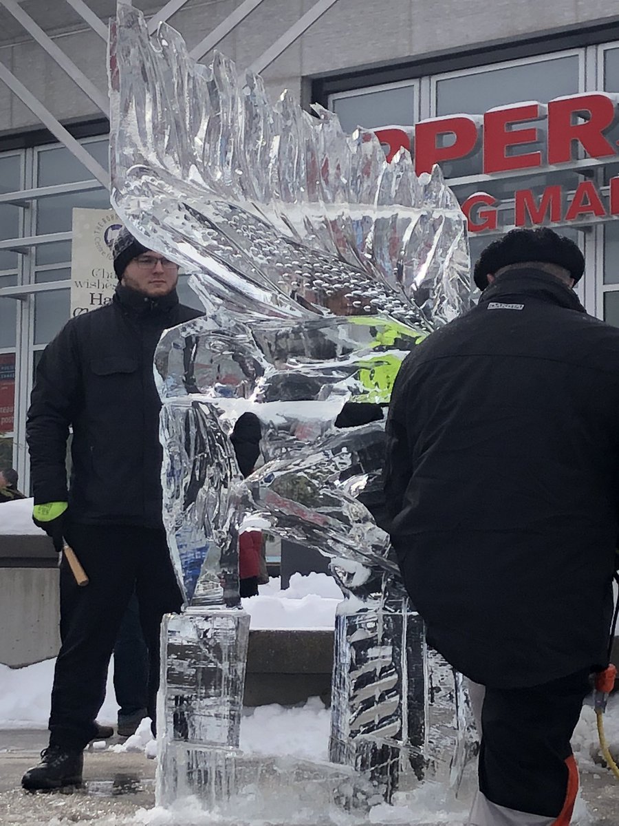 ESL_fairy's tweet photo. It’s cool to watch ice sculpture carving live. #Winterloo https://t.co/tkwmZcygqD