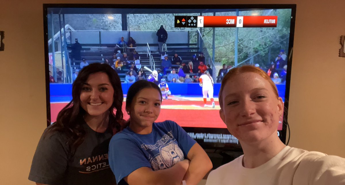 KarleeFord2's tweet photo. WATCH PARTY RAHHHHH π@McLennan_SB #futurelanders https://t.co/UhRsGGaE6Y