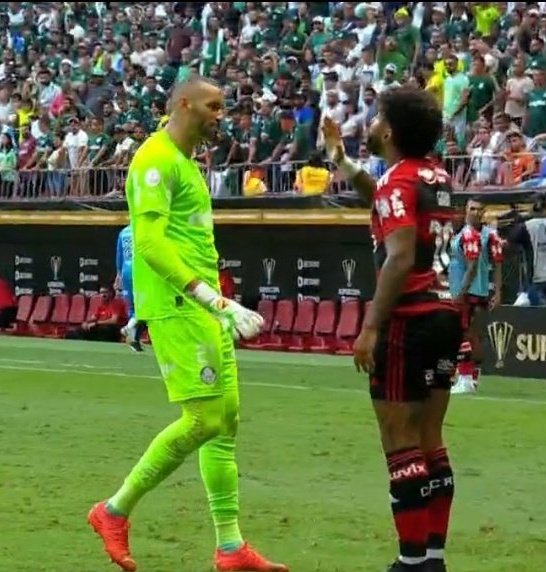 O Weverton mandou o Gabriel Barbosa cortar o cabelo, o Gabriel chamou o goleiro de calvo. E foi aí quw o clima ficou tenso entre os brothers.