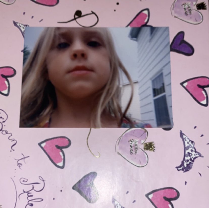 MariahNicole515's tweet photo. Proof that i am the inventor of selfies lol 👑 https://t.co/nVfODaaZFK