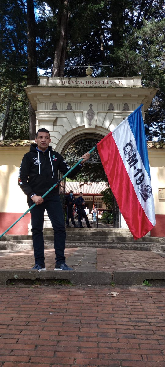 Orlandinho80's tweet photo. Podemos perdonar y que nos perdonen por errores cometidos, pero como MILITAR, defensor de la patria,  jamás levantaría u ondearía la bandera de un grupo criminal que asesinó a los que juré defender. Esa es la diferencia abismal entre  ud y yo @SARGENTOCHALA @SGTOCHALA https://t.co/goncMZK9pY