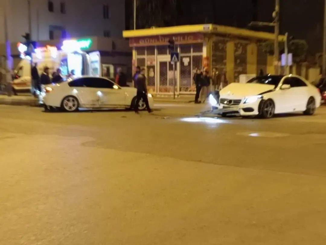 isk_gundem's tweet photo. İskenderun Fener Caddesi Millet Parkı kavşağında iki aracın çarpışması sonucu kaza meydana geldi.
Kazada 1 kişi yaralanırken, araçlarda maddi hasar oluştu.
Yaralı, kaza yerine çağrılan ambulansla hastaneye kaldırıldı.
Kaza ile ilgili soruşturma başlatıldı.. https://t.co/exsMVJ9zxO