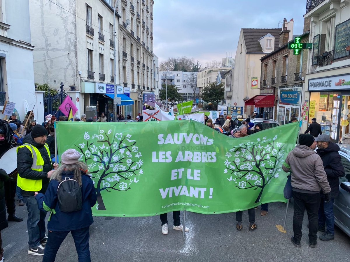 arbres_idf's tweet photo. Immense joie de se réunir pour la première fois, entre #Montreuil et #Bagnolet pour la défense des #arbres et du vivant! Dans le froid de janvier nous étions plus de 400, et nous représentions plus de 150 associations et collectifs locaux. On se reverra, et on va gagner!!!! https://t.co/BVi8vbwsjm