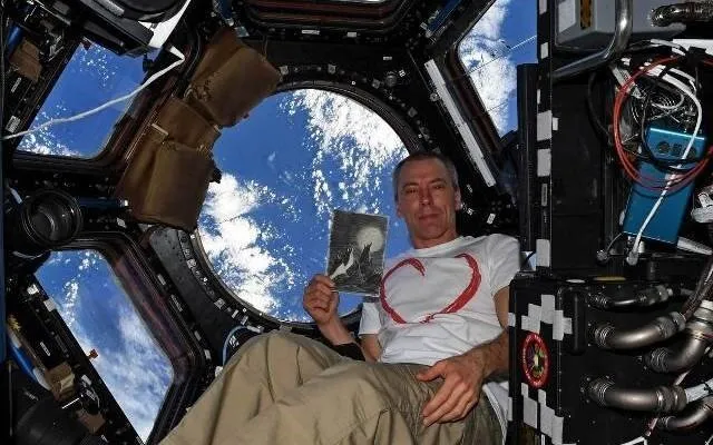 siteccult's tweet photo. O astronauta Andrew Feustel a bordo da ISS, em 2016, com uma cópia do desenho "Moon Landscape" feito por Petr Ginz https://t.co/uGdxXXGVnw