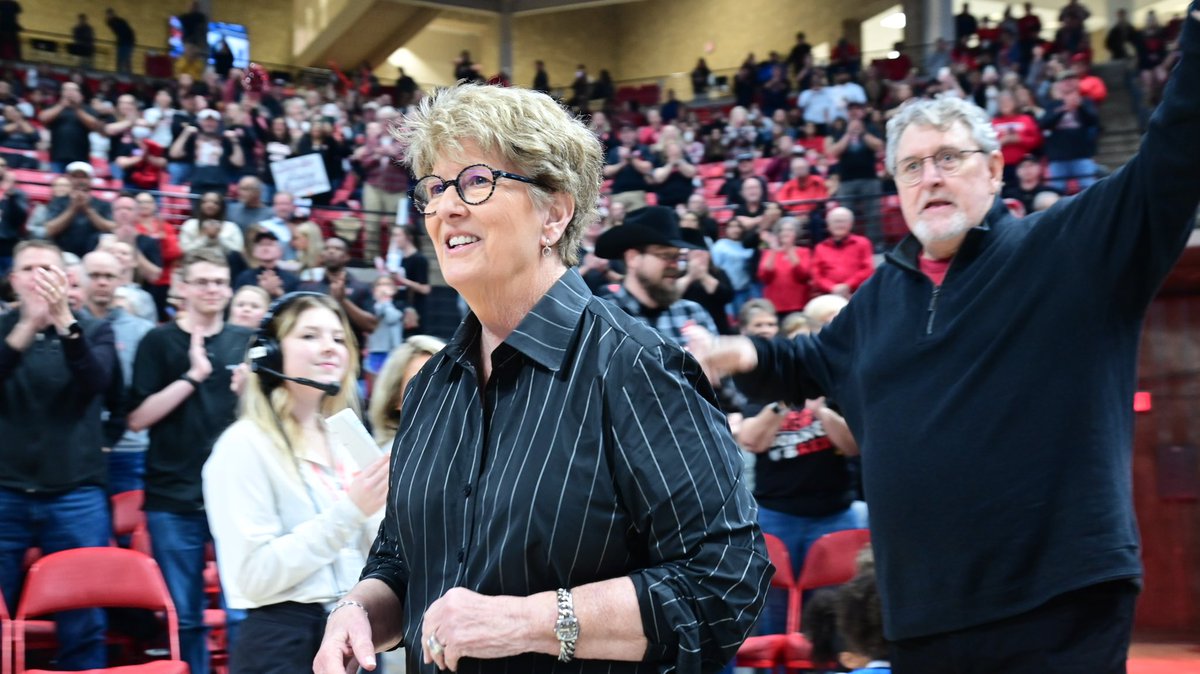 JasonDavisTV's tweet photo. Texas Tech has had great success in women's basketball with 13 conference titles and 1 national championship. Led by Sheryl Swoopes &amp; coach Marsha Sharp, the Lady Raiders won the NCAA Women's Championship in 1993.   Today 30 years later they where honored at halftime..  #WreckEm https://t.co/jQfkUO81il