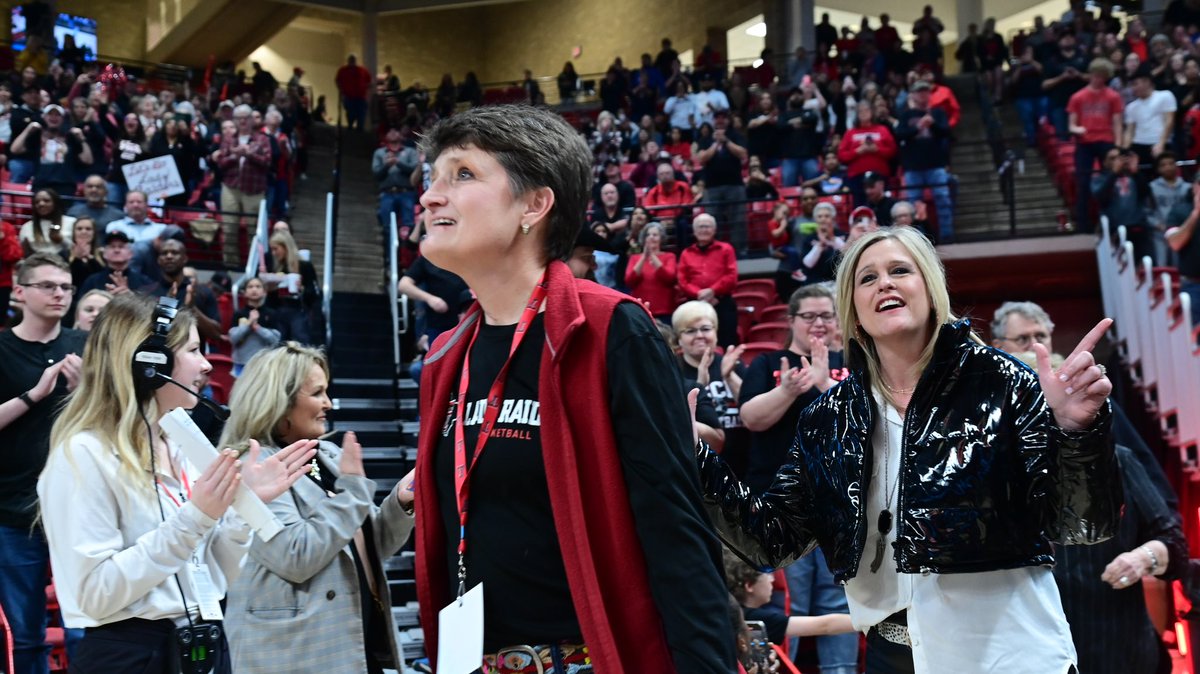JasonDavisTV's tweet photo. Texas Tech has had great success in women's basketball with 13 conference titles and 1 national championship. Led by Sheryl Swoopes &amp; coach Marsha Sharp, the Lady Raiders won the NCAA Women's Championship in 1993.   Today 30 years later they where honored at halftime..  #WreckEm https://t.co/jQfkUO81il