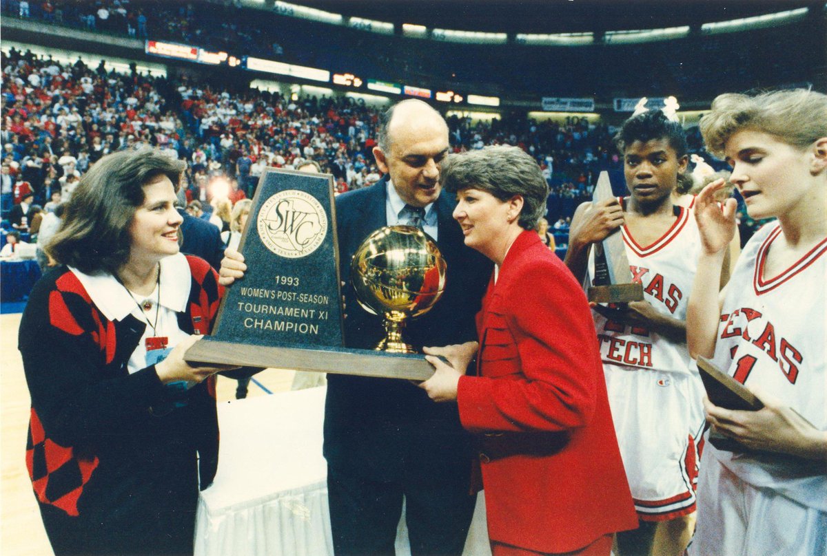 JasonDavisTV's tweet photo. Texas Tech has had great success in women's basketball with 13 conference titles and 1 national championship. Led by Sheryl Swoopes &amp; coach Marsha Sharp, the Lady Raiders won the NCAA Women's Championship in 1993.   Today 30 years later they where honored at halftime..  #WreckEm https://t.co/jQfkUO81il