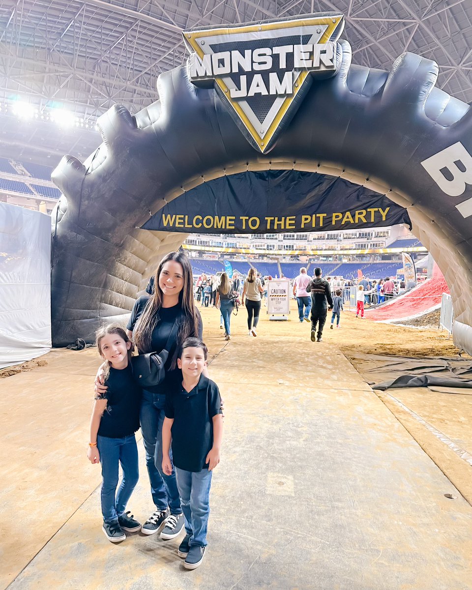lauracoblog's tweet photo. #MonsterJam 💗 https://t.co/S7ljQdCIN9