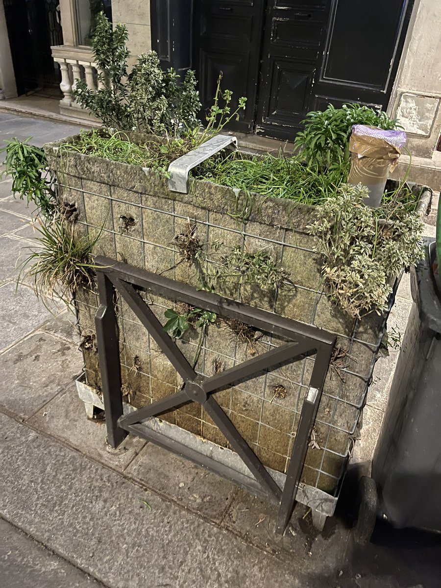 MBN_DIX's tweet photo. Une vraie blague les élus de @paris10encommun @eelvParis10 !
@Anne_Hidalgo promet des forêts urbaines et @Pauline_Joubert avec le projet #EmbellirParis veut végétaliser l’espace public à #Paris10 !
Voilà son travail #RueDeMazagran ! ⤵️
👊 #SaccageParis 
#ParisCrack #YesWeCrack https://t.co/oeJJNpZdX9