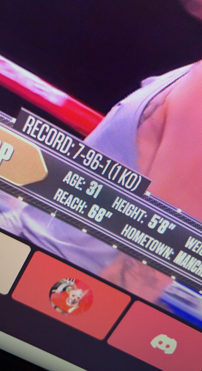 Theirishdragon1's tweet photo. No way this can be real right ????  Boxing is a joke https://t.co/vyPVqFD2Dx