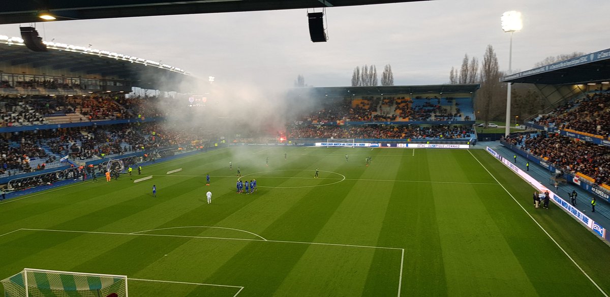FinallyFifou's tweet photo. 2ème visite du Stade de l'Aube. Les troyens ont superbement défendu mais ont craqué sur la fin (avec quelques occasions en contre-attaque manquées).
Toujours un plaisir ce parcage lensois. Comportement exemplaire comme d'habitude. #ESTARCL https://t.co/hl728to3mp