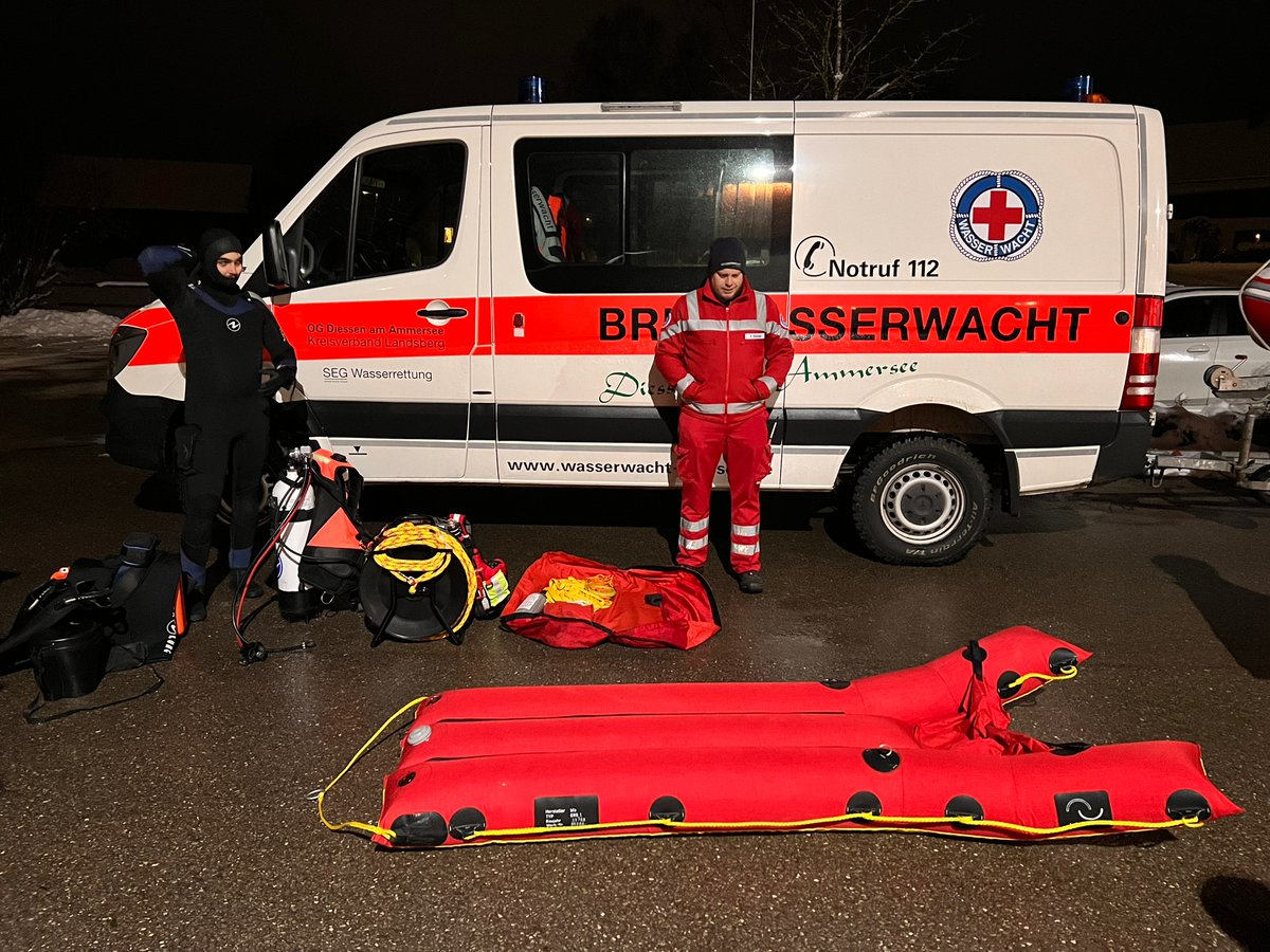 FFFinning's tweet photo. Zusammen mit der Wasserwacht übten wir die Eisrettung und stimmten die Zusammenarbeit bei solchen Einsätzen ab. Dabei ging es sowohl um die Möglichkeiten der Feuerwehr Finning mit den eigenen Mitteln als auch die Mittel und das Vorgehen der Wasserwacht. https://t.co/x2DppVfDJf