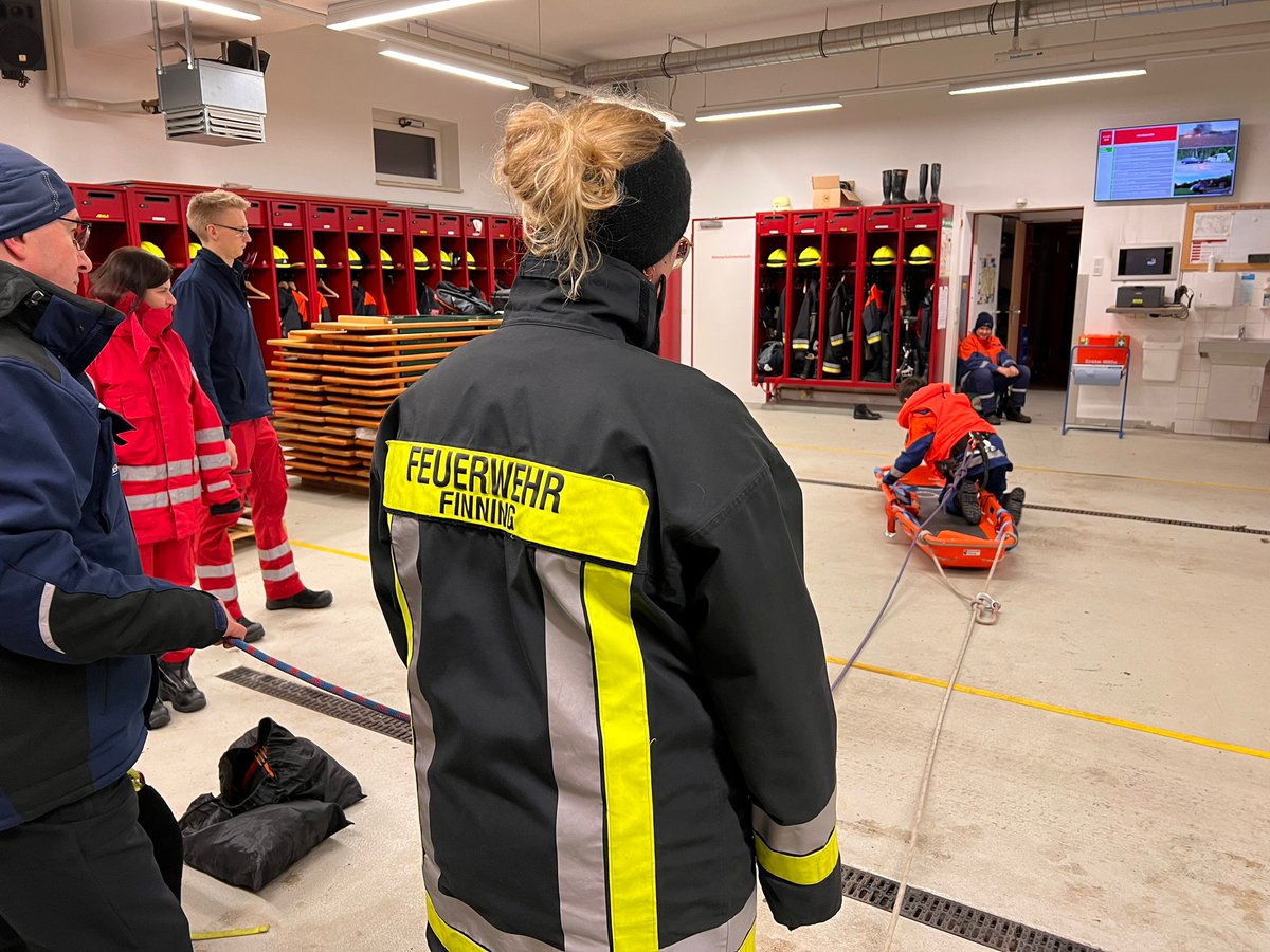 Zusammen mit der Wasserwacht übten wir die Eisrettung und stimmten die Zusammenarbeit bei solchen Einsätzen ab. Dabei ging es sowohl um die Möglichkeiten der Feuerwehr Finning mit den eigenen Mitteln als auch die Mittel und das Vorgehen der Wasserwacht.