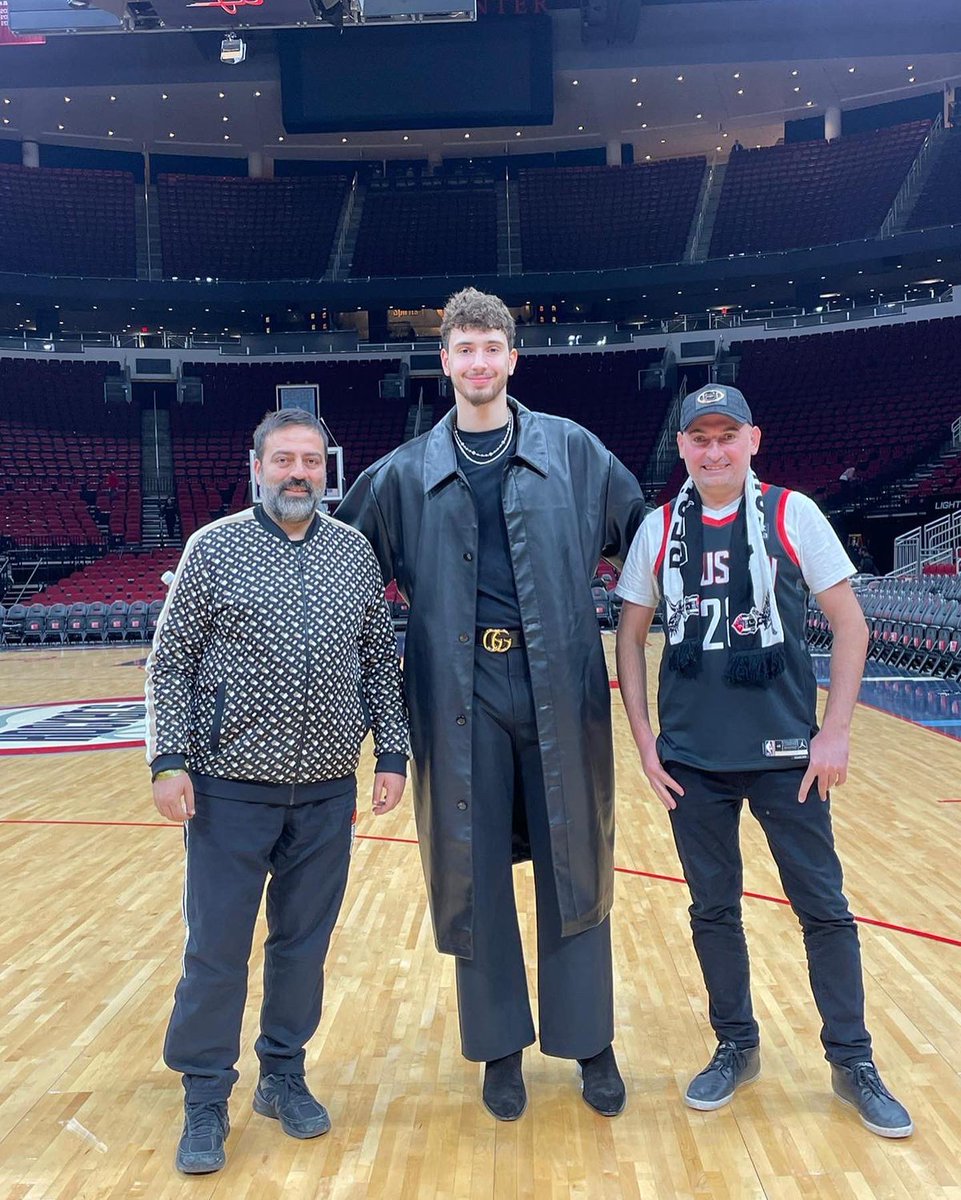 ferruhzor's tweet photo. Always great to see @HoustonRockets  man @alperennsengun doing what he’s doing best, breaking NBA records. After playing for @BJK_Basketbol making it to NBA and your dedication to achieving positive outcomes has been astonishing @senolumut 🦅🏀👏🏻 https://t.co/y21xeuqUjF