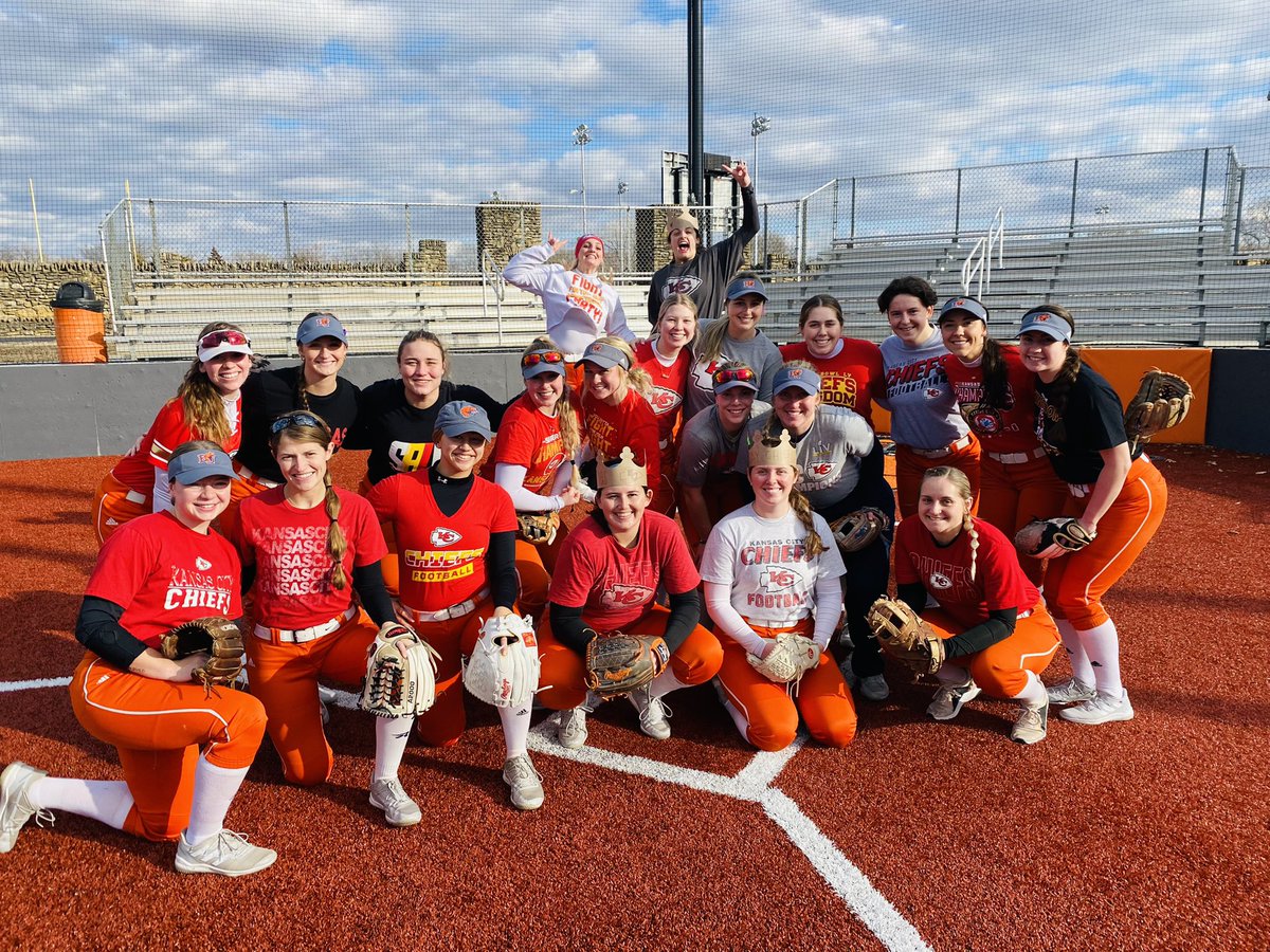 BakerWildcatSB's tweet image. Welcome to the Jungle!  #REDSaturday!  LETSSSSS GOOOOO! 
#FAMiLY 🧡❤️🥎🏈🥎❤️🧡
@Chiefs 
@BakerWildcatSB