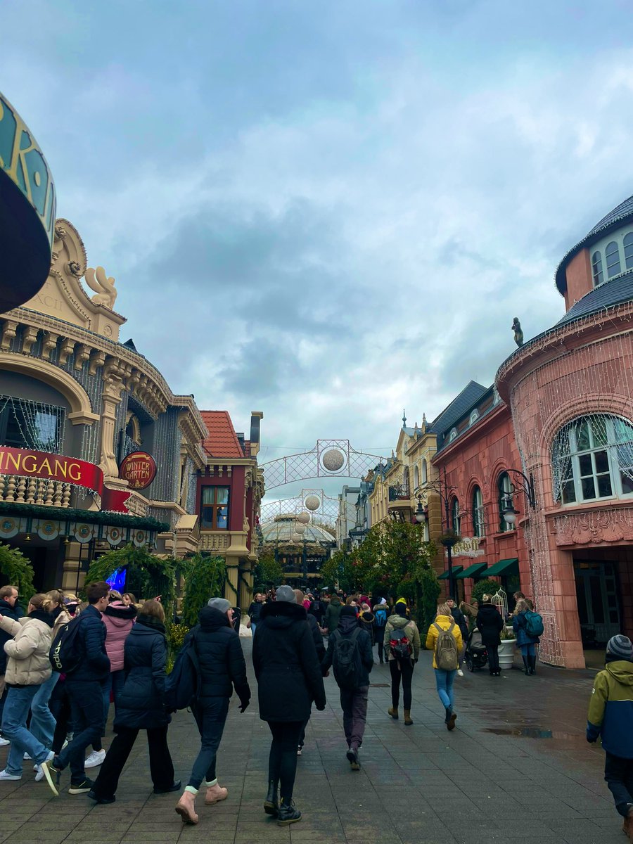 ALiii__20's tweet photo. Winter Days ❄️ #phantasialand 🇩🇪 https://t.co/4BcTM6t7HR