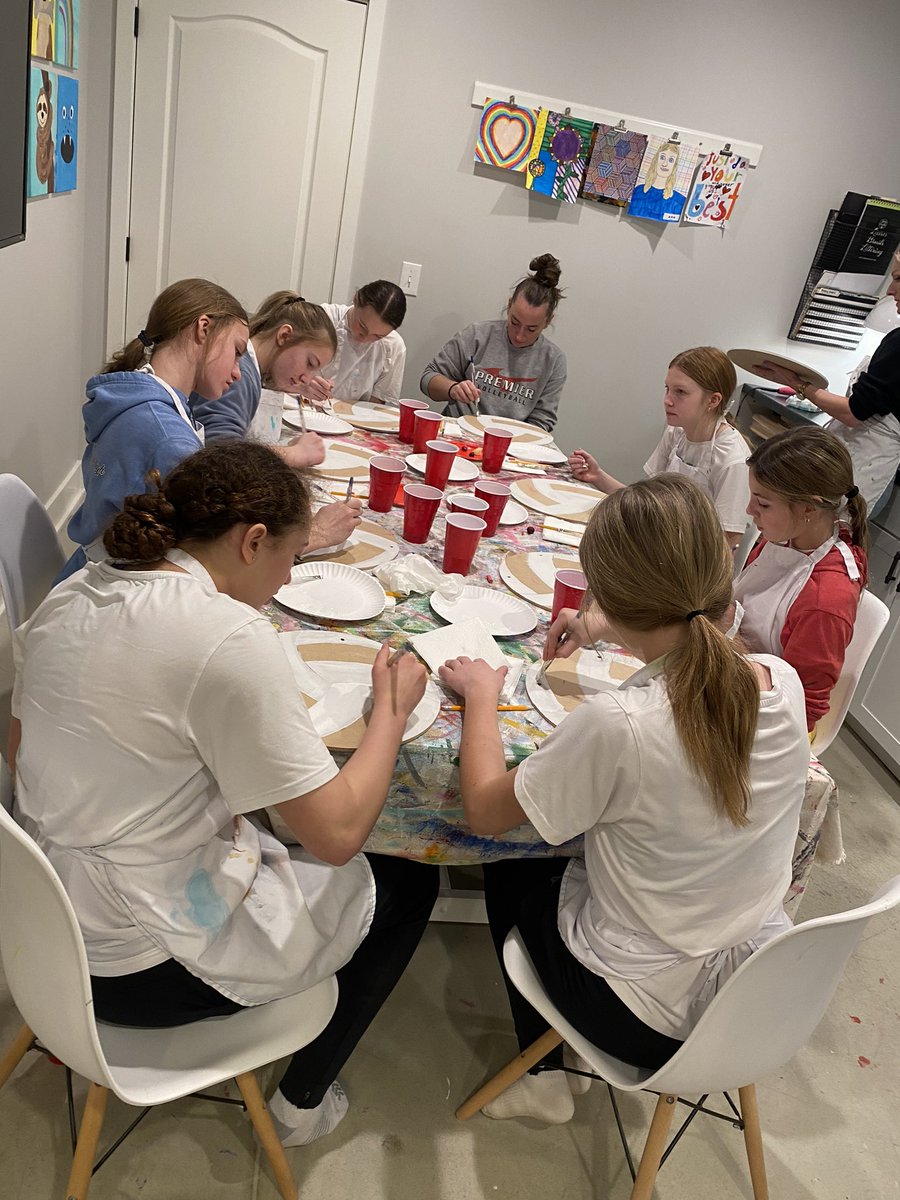 emiliep718's tweet image. @Premier_VB 13 Gold showed their artistic side with some sign painting today for team bonding! 🎨🖌️🏐❤️ #gopremiervb #PREM13Rgold #annieMArt #athletesandartists