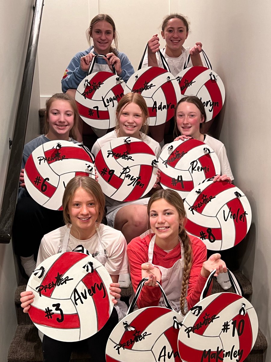 emiliep718's tweet image. @Premier_VB 13 Gold showed their artistic side with some sign painting today for team bonding! 🎨🖌️🏐❤️ #gopremiervb #PREM13Rgold #annieMArt #athletesandartists