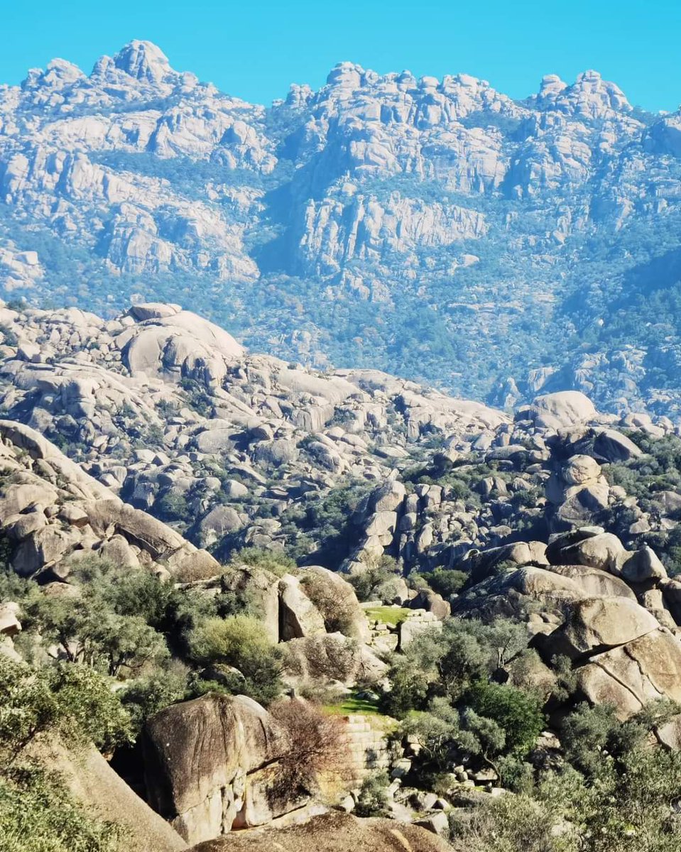 Söke, Karpuzlu, Milas ve Yatağan'a kadar uzanan Latmos. Görseniz burası başka gezegen zannedersiniz. 8000 yıllık kaya resimleri, antik kentleri, manastırları, zeytinleri, çam fıstıkları, kaya oluşumları, mitleri ile eşi benzeri yoktur. Madenlerle yok ediliyor. Ses olun lütfen