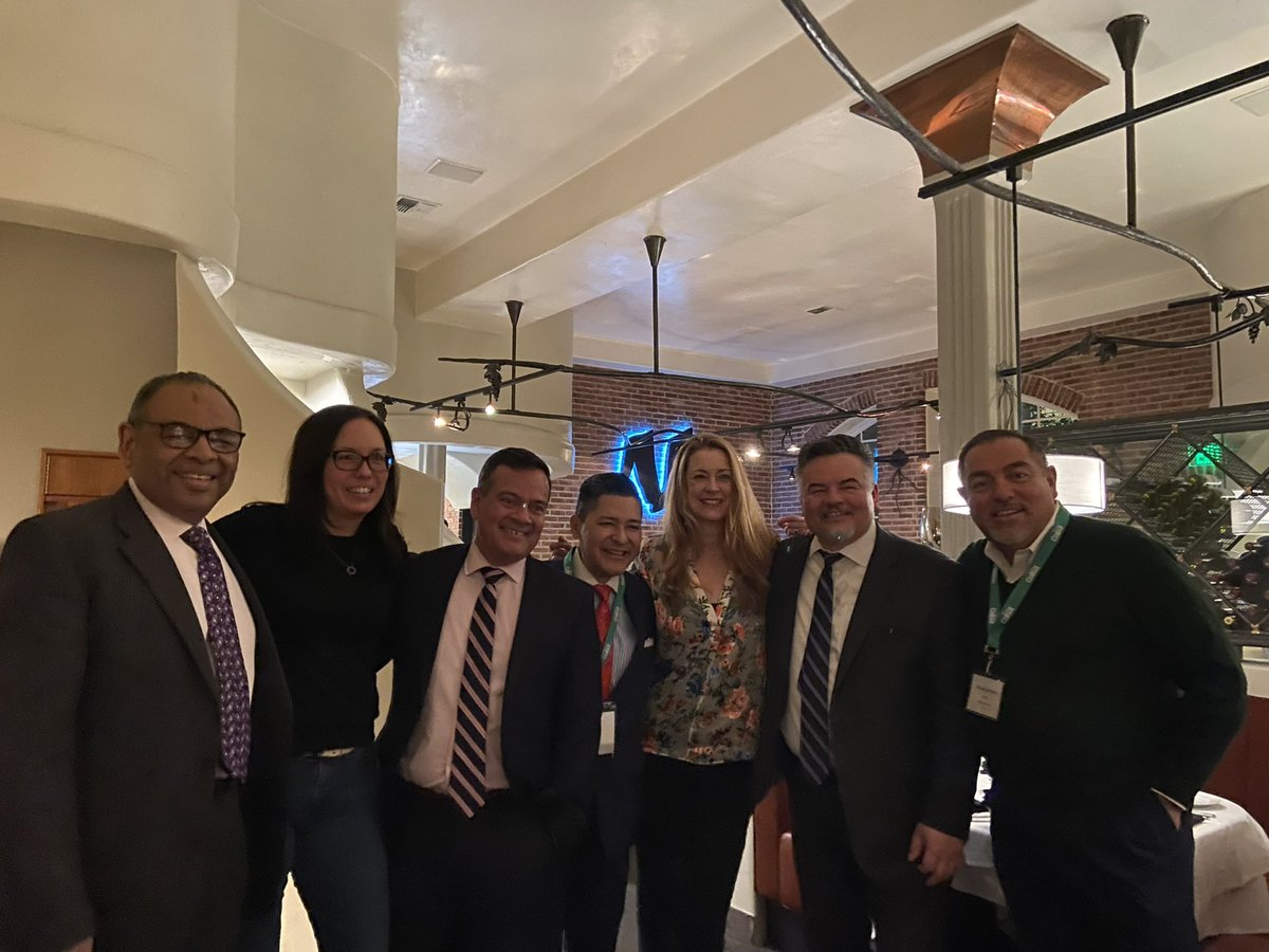 josemontano's tweet image. What a great start to my opportunity to participate in the @CALSAfamilia conference. Connected with familia that is dear to me. Always great to fill my bucket. Gracias! #CALSA @edchatter
@Super_GGuerrero
@RichardACarran2
@OxnardSDSup